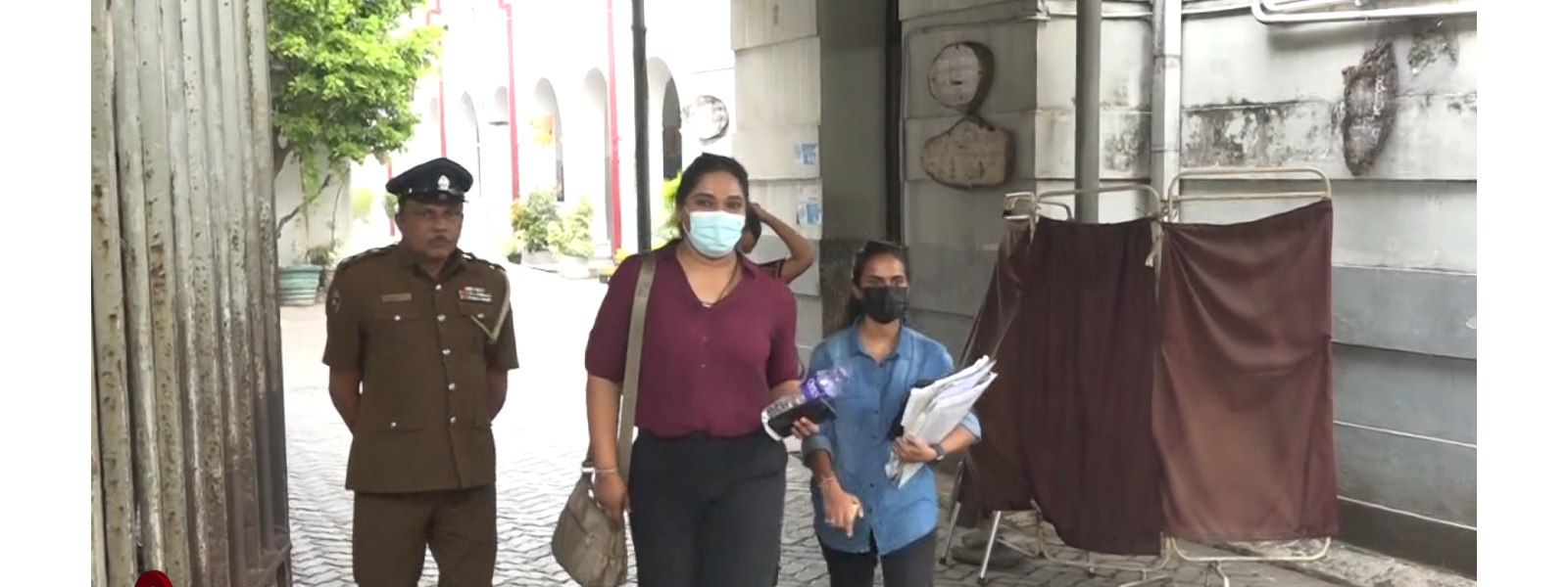 අත්අඩංගුවට ගත් කෙහෙළියගේ දියණිය, චමිත්‍රිට ඇප..